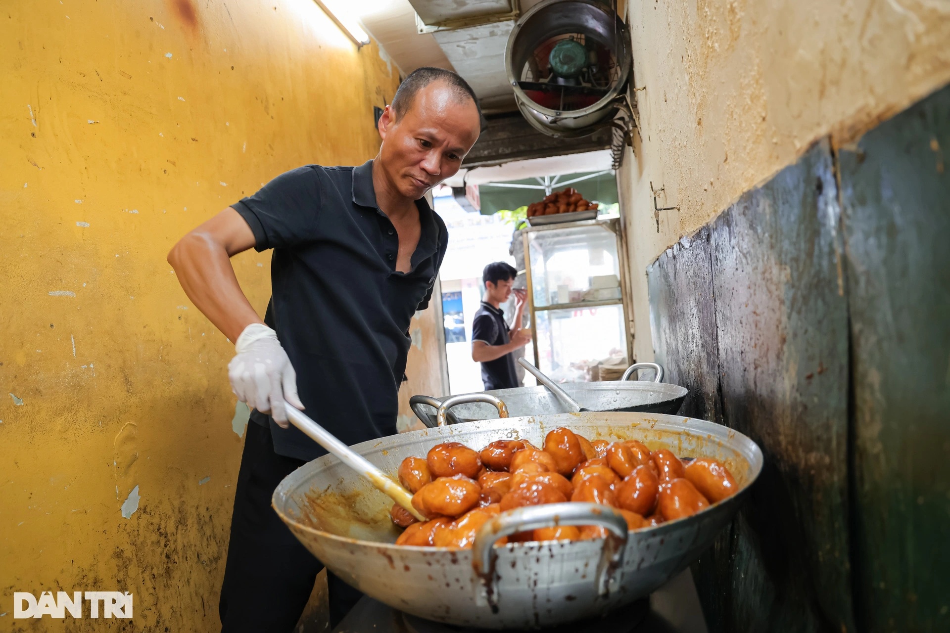 Hà Nội: Quán bánh rán thu 50 triệu đồng/ngày, khách xếp hàng chờ mua - 9