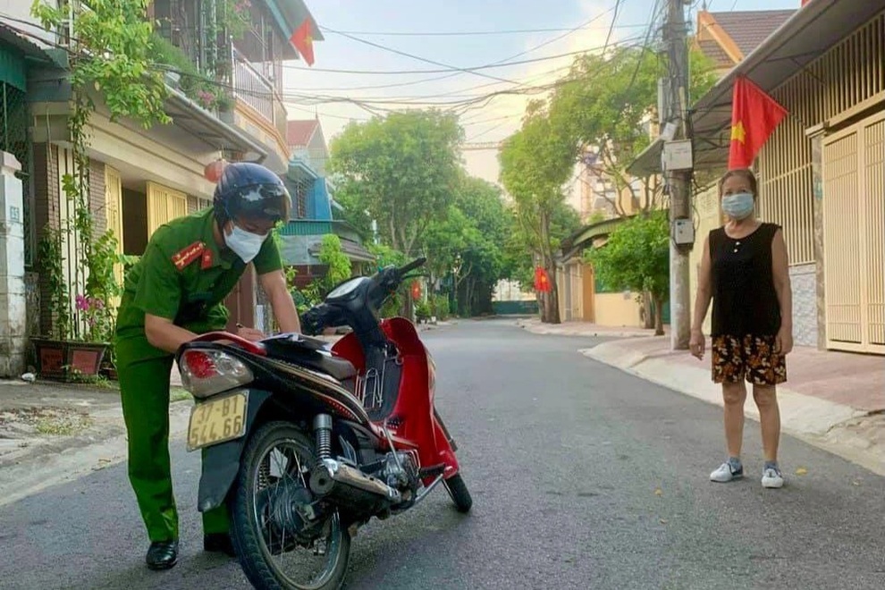 Cười ra nước mắt với những lý do ra đường giữa mùa dịch - 4 Cười ra nước mắt với những lý do ra đường giữa mùa dịch - 4