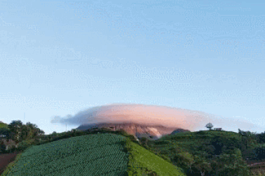 Giải mã đám mây giống đĩa bay bao phủ đỉnh núi khiến nhiều người xôn xao