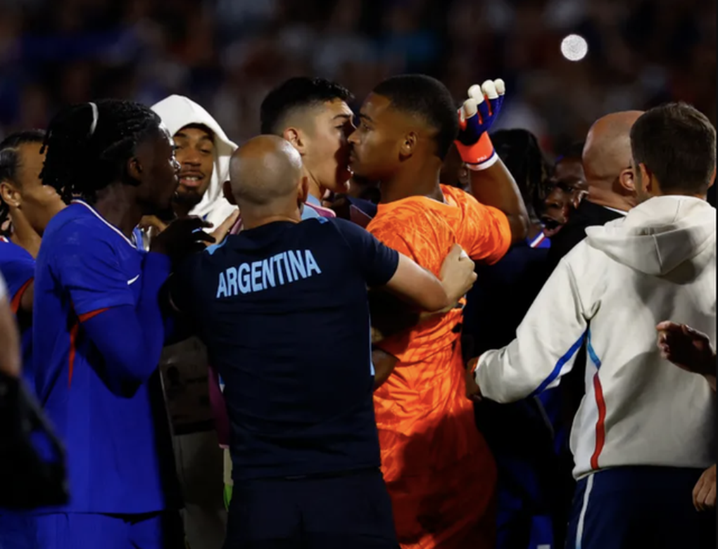 Cầu thủ Pháp và Argentina lao vào đấm đá, tạo nên cảnh tượng hỗn loạn - 7 Cầu thủ Pháp và Argentina lao vào đấm đá, tạo nên cảnh tượng hỗn loạn - 7