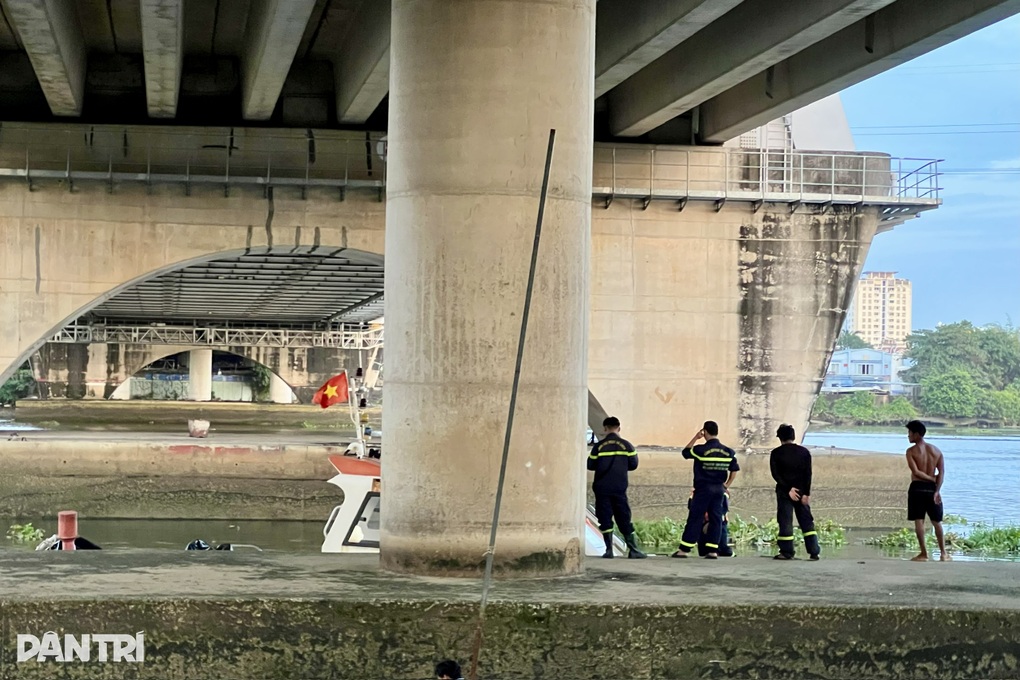 Cảnh sát lặn tìm người bỏ lại xe máy, nghi nhảy cầu Bình Lợi ở TPHCM - 1