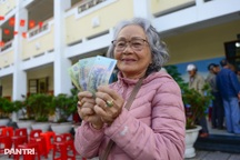 Bà con miền Nam nhận quà Tết Độc lập: Nhà mở tiệc, người giữ tiền kỷ niệm