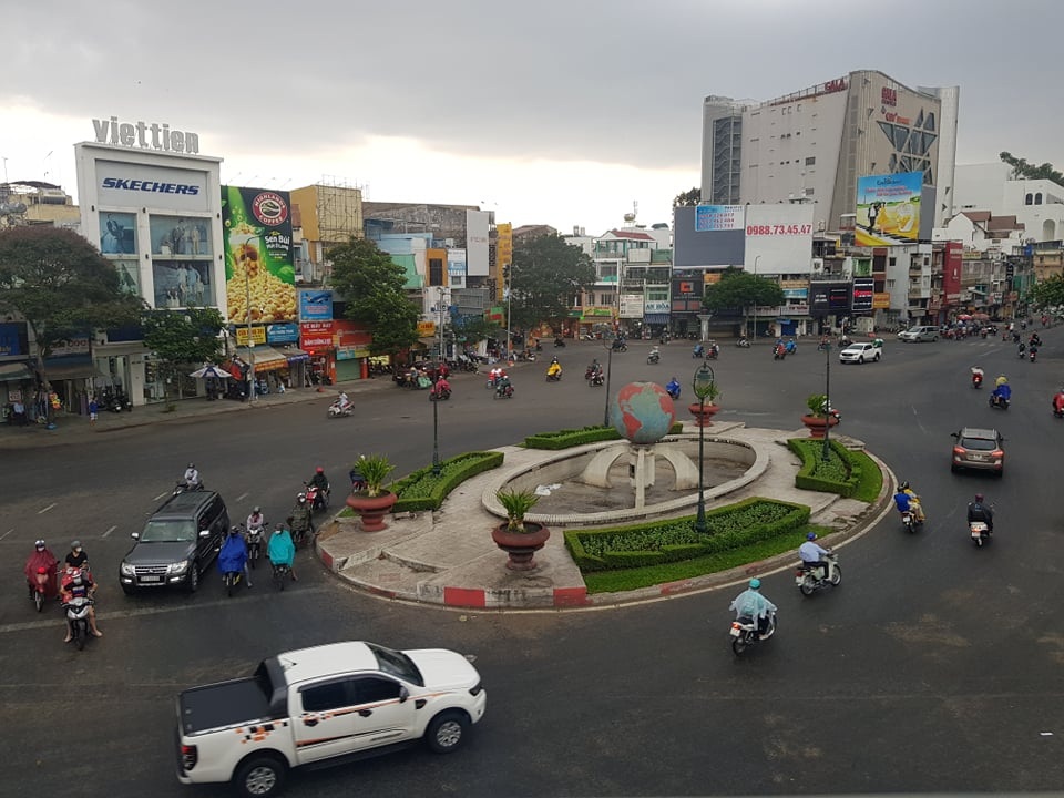 Sài Gòn đón mưa vàng.jpg Sài Gòn đón mưa vàng .jpg