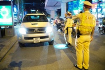 Tài xế ô tô bị phạt 35 triệu, tước GPLX 23 tháng do vi phạm nồng độ cồn