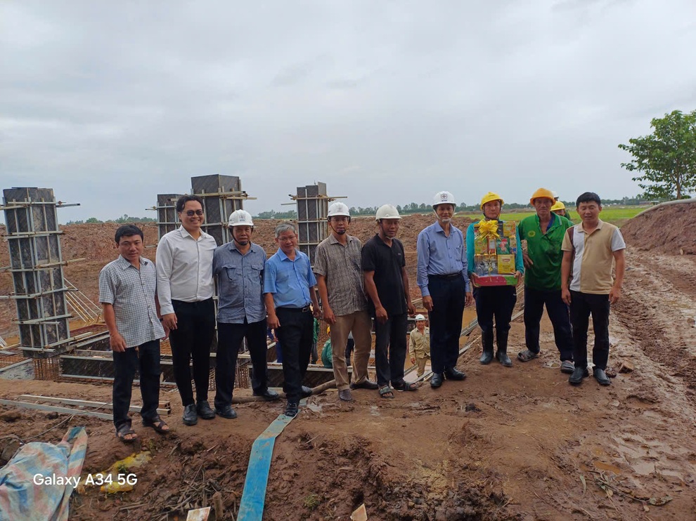 Ngành điện miền Nam xuyên lễ trên những công trình lưới điện - 10 Ngành điện miền Nam xuyên lễ trên những công trình lưới điện - 10