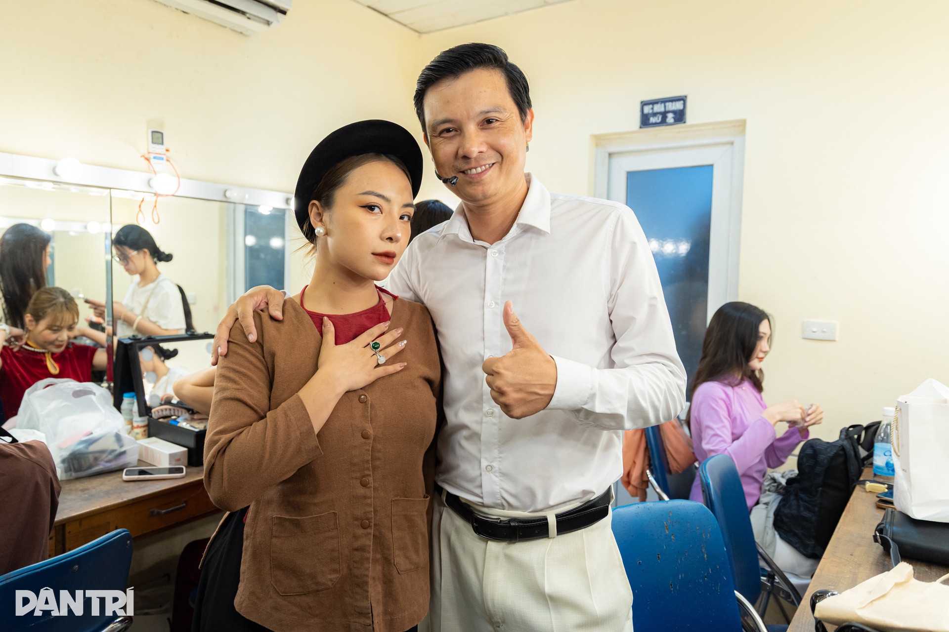 NSƯT Quang Thắng chăm sóc Thanh Hương, khán giả khóc khi xem Bỉ vỏ - 5 NSƯT Quang Thắng chăm sóc Thanh Hương, khán giả khóc khi xem Bỉ vỏ - 5