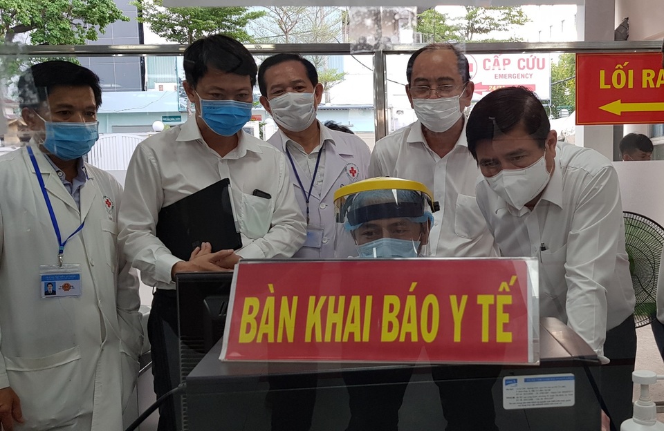 Người đi khám chữa bệnh sẽ phải sàng lọc Covid-19 nhiều cấp - 1