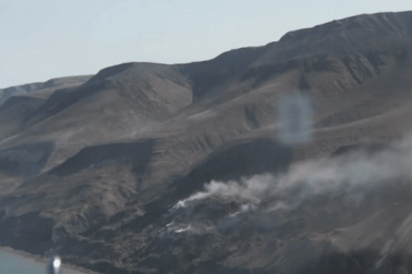 Vách đá bốc khói suốt nghìn năm như địa ngục khiến không khí nhiễm độc