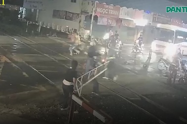 Thanh niên tông gãy rào chắn đường ray khi tàu sắp đến