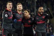 Đồng đội không thèm ăn mừng, Sanchez đang bị cô lập ở Arsenal?