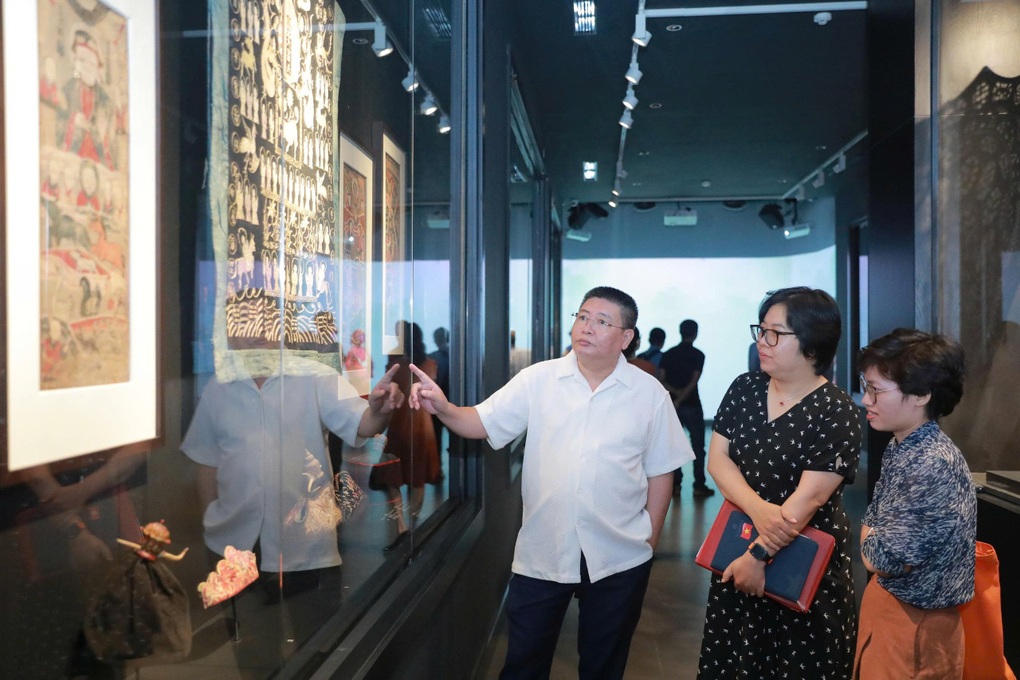 Tranh Đông Hồ, rối nước được trưng bày ở Bảo tàng Mỹ thuật Việt Nam - 2 Tranh Đông Hồ, rối nước được trưng bày ở Bảo tàng Mỹ thuật Việt Nam - 2