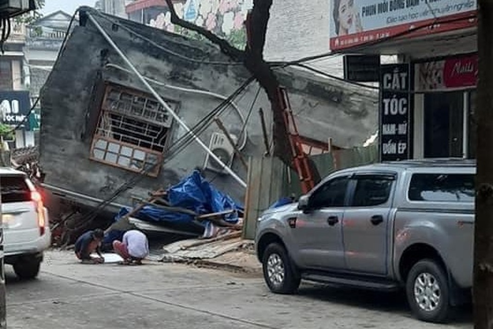 Cả ngôi nhà 3 tầng đổ nghiêng như một... khối xếp hình - 4