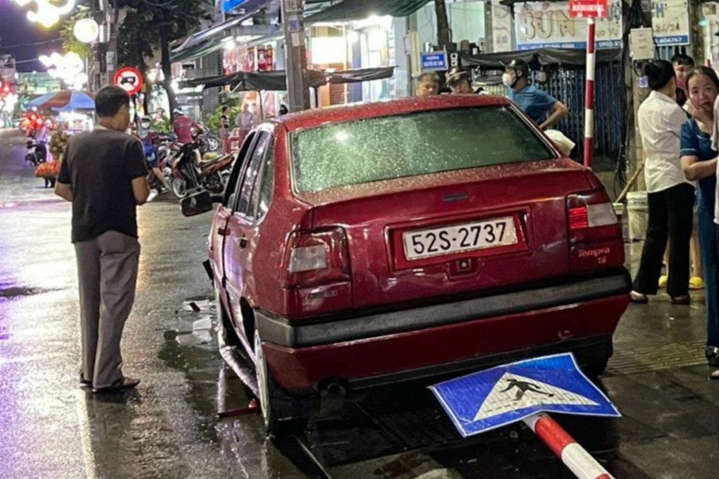 Cứu ô tô lao lên vỉa hè, người dân phát hiện tài xế đang múa trên ghế lái - 1 Cứu ô tô lao lên vỉa hè, người dân phát hiện tài xế đang múa trên ghế lái - 1