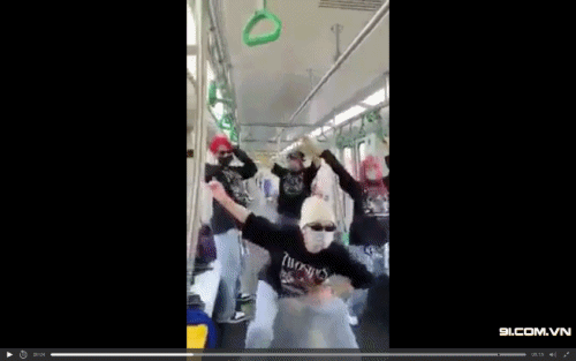 Giám đốc Metro Hà Nội nói gì về clip nhún nhảy vòng ba trên tàu Cát Linh? - 1 Giám đốc Metro Hà Nội nói gì về clip nhún nhảy vòng ba trên tàu Cát Linh? - 1