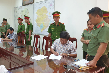 Bắt một phó chủ tịch huyện ở Hậu Giang