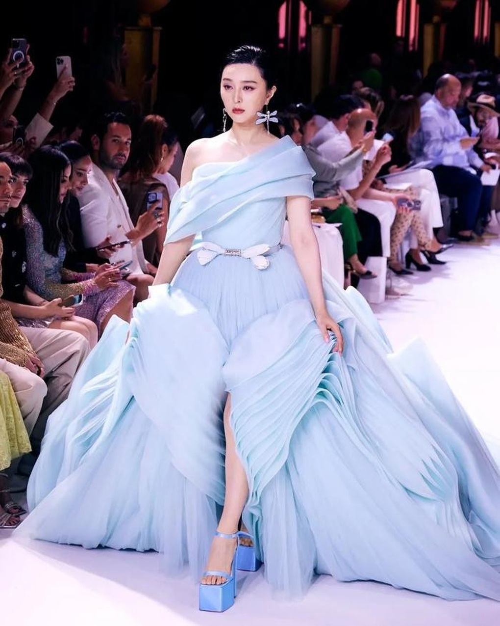 Thần thái ngôi sao của Phạm Băng Băng trên sàn diễn thời trang quốc tế - 2 Thần thái ngôi sao của Phạm Băng Băng trên sàn diễn thời trang quốc tế - 2