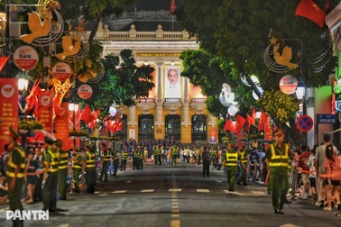 Cấm triệt để nhiều tuyến đường, dân vẫn ùn ùn đổ về Ba Đình