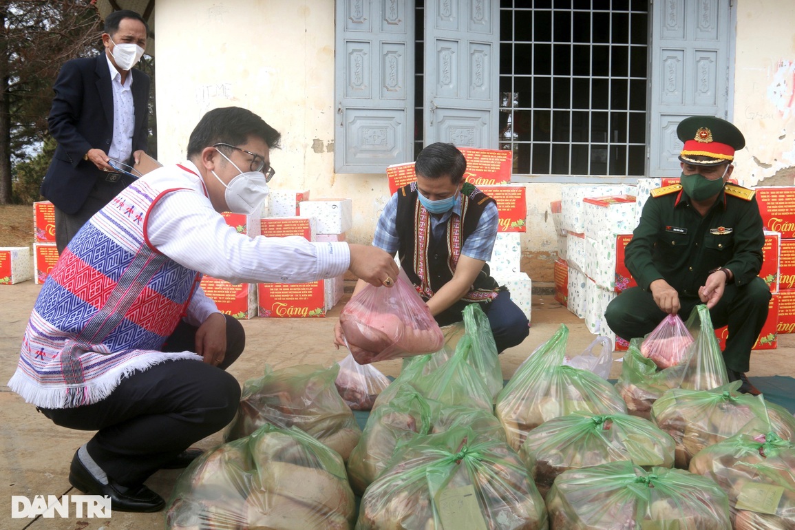 Huyện miền núi chi 1 tỷ đồng mua heo, mổ thịt tặng người khó khăn - 3 Huyện miền núi chi 1 tỷ đồng mua heo, mổ thịt tặng người khó khăn - 3