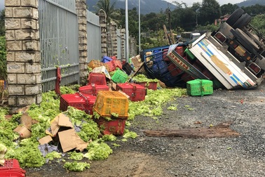 Xe tải chở rau lật nghiêng, tài xế thoát chết