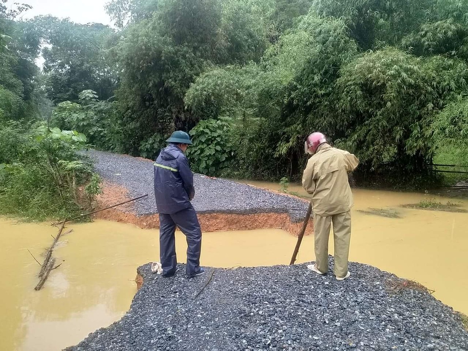 Khắp nơi sạt lở núi, di dời khẩn cấp nhiều hộ dân - 14 Khắp nơi sạt lở núi, di dời khẩn cấp nhiều hộ dân - 14