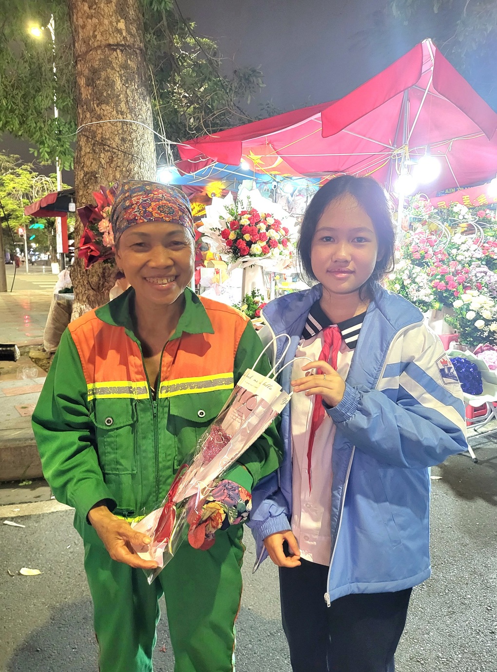 Mẫu nhí Gia Hân trích tiền mừng tuổi, tự tay làm hoa tặng các cô lao công - 3 Mẫu nhí Gia Hân trích tiền mừng tuổi, tự tay làm hoa tặng các cô lao công - 3