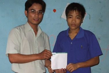 Bạn đọc tiếp tục giúp đỡ người công nhân máu trắng