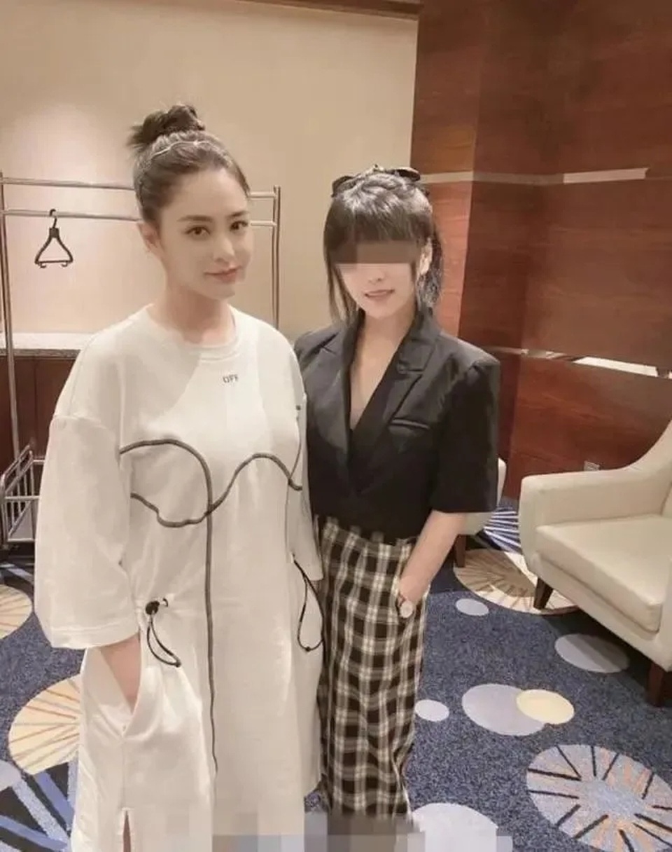 Chung Hân Đồng trở lại làm việc sau thông báo ly hôn gây sốc - 2 Chung Hân Đồng trở lại làm việc sau thông báo ly hôn gây sốc - 2