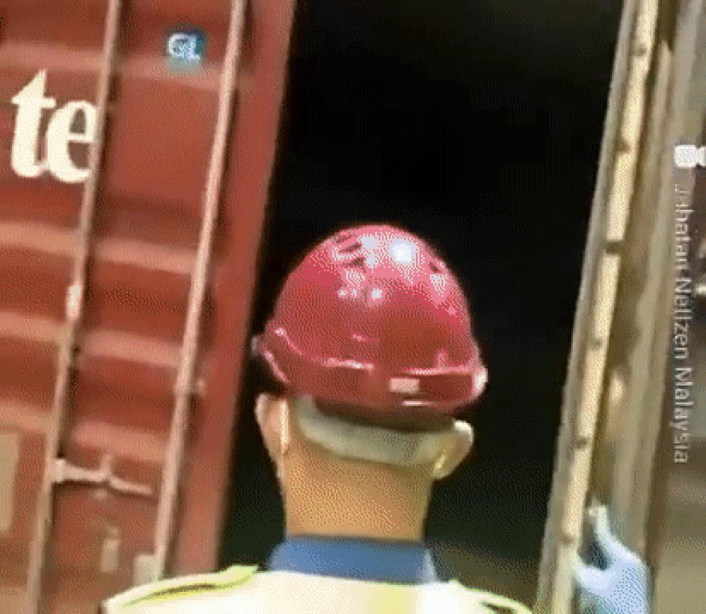 Chơi trốn tìm ở container, cậu bé bị nhốt 6 ngày, lưu lạc sang nước khác - 2 Chơi trốn tìm ở container, cậu bé bị nhốt 6 ngày, lưu lạc sang nước khác - 2