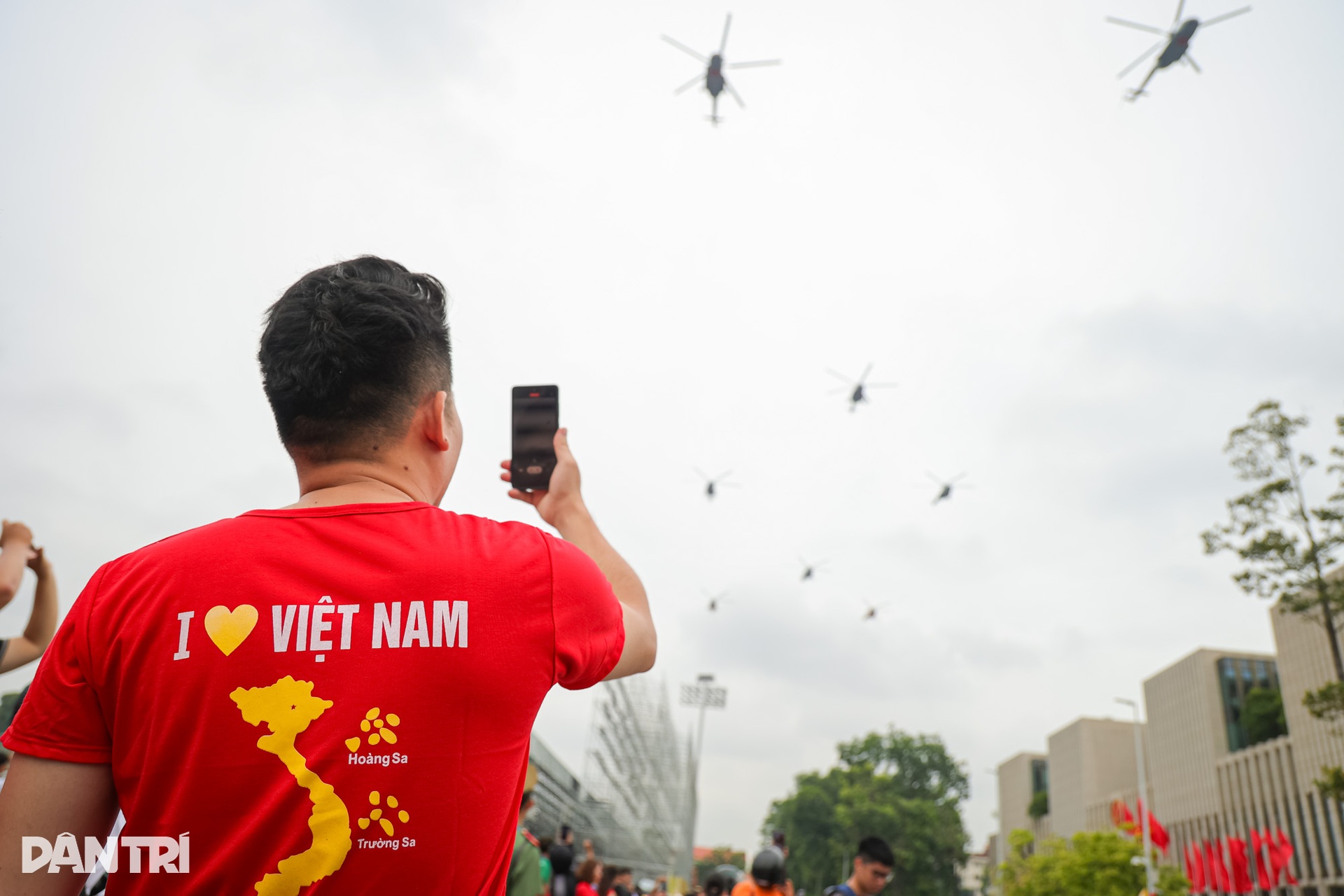 Khách Tây phấn khích xem trực thăng bay ở Hà Nội: Việt Nam quá tuyệt vời - 6 Khách Tây phấn khích xem trực thăng bay ở Hà Nội: Việt Nam quá tuyệt vời - 6