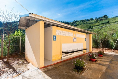 Gần 10.000 thầy trò vùng cao đón nhận 20 nhà vệ sinh mới đạt chuẩn