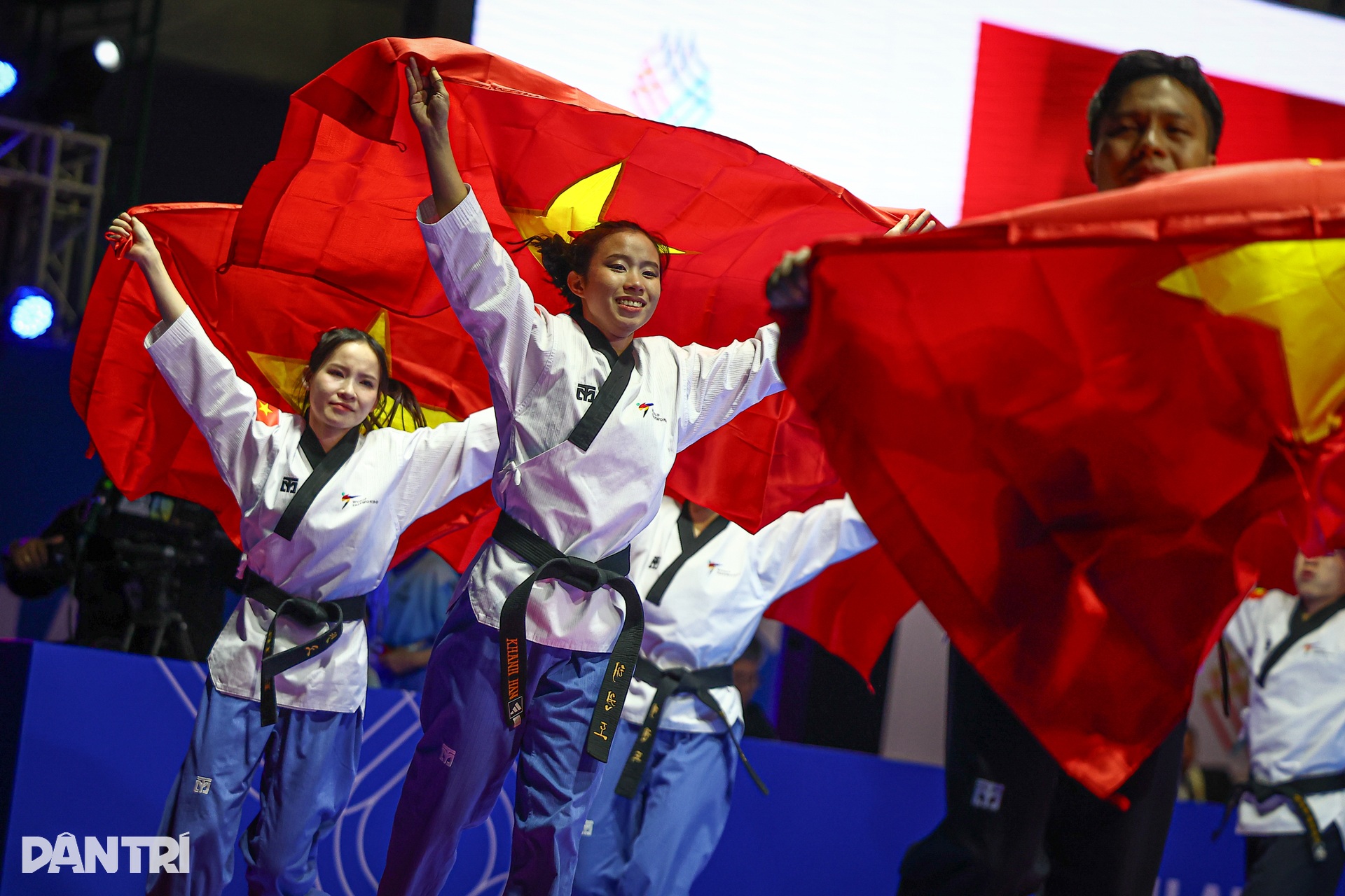 Glädjetårar flödade från taekwondo-atleterna efter att ha vunnit guldmedaljen vid de 33:e SEA-spelen. Giọt nước mắt vỡ oà của các VĐV taekwondo với tấm HCV SEA Games 33 - 3