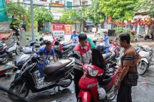 Xe chết máy la liệt sau mưa lớn ở Hà Nội, cửa hàng sửa ngày đêm không xuể