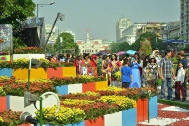 Người Sài Gòn du xuân sớm trên đường hoa Nguyễn Huệ