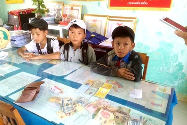 Ba học sinh nhặt được của rơi trả người đánh mất
