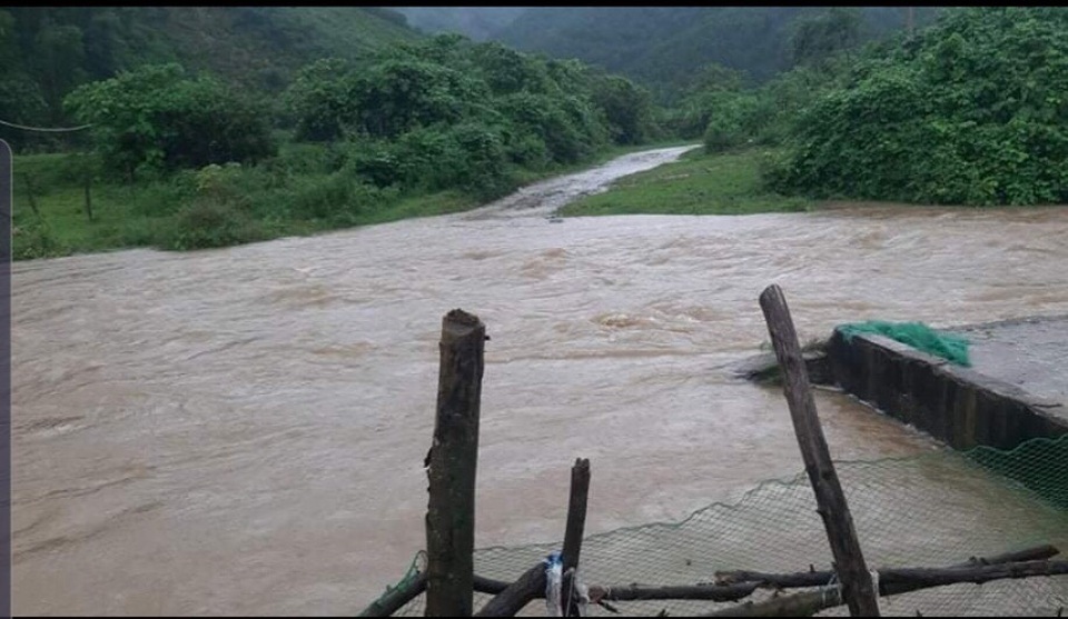 Nhiều cầu tràn ngập, nước chảy xiết gây hiểm cho người tham gia giao thông - 5 Nhiều cầu tràn ngập, nước chảy xiết gây hiểm cho người tham gia giao thông - 5