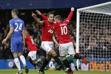 Chicharito ghi bàn quyết định, MU đánh bại 9 người của Chelsea 