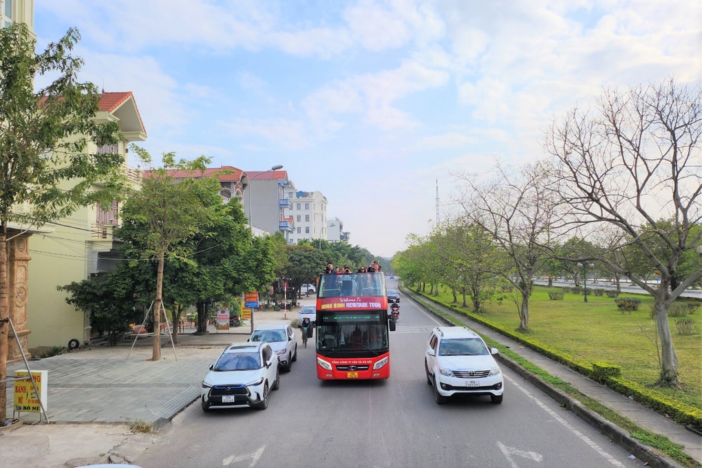 Ngồi xe buýt 2 tầng tham quan cảnh đẹp di sản Tràng An - 2 Ngồi xe buýt 2 tầng tham quan cảnh đẹp di sản Tràng An - 2