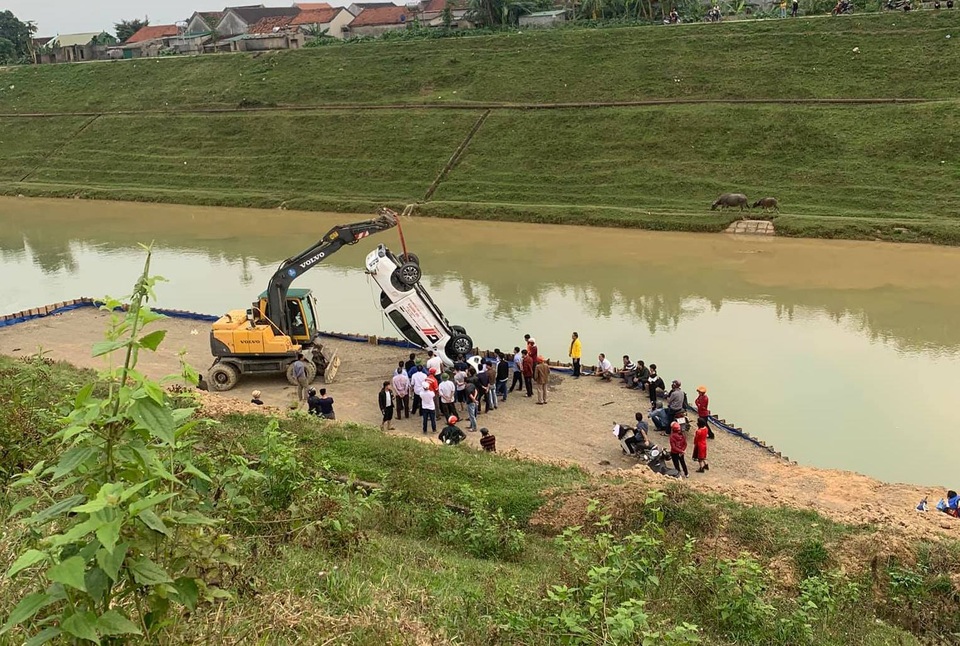 Hàng chục người lao xuống sông cứu tài xế mắc kẹt trong ô tô - 1 Hàng chục người lao xuống sông cứu tài xế mắc kẹt trong ô tô - 1