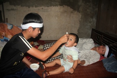 Cậu bé mồ côi cha gồng mình cứu đôi mắt của mẹ được bạn đọc giúp đỡ