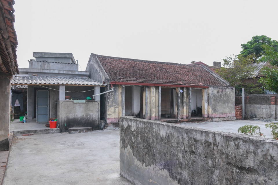 Xót xa cảnh đời người phụ nữ côi cút trong nhà thờ liệt sĩ xuống cấp - 1 Xót xa cảnh đời người phụ nữ côi cút trong nhà thờ liệt sĩ xuống cấp - 1