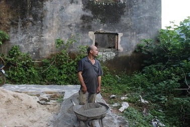 Sự thực về bức tường nhà tự dưng biến thành màu đỏ như máu tươi