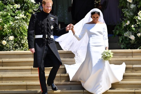 Cô dâu Hoàng gia Meghan rạng ngời trong hai bộ váy cưới “thường dân”