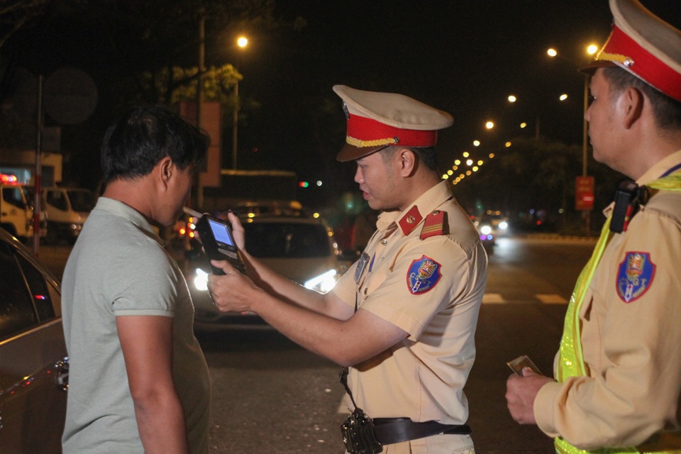 Vợ thay chồng cầm lái sau bữa tiệc liên hoan cuối năm - 2