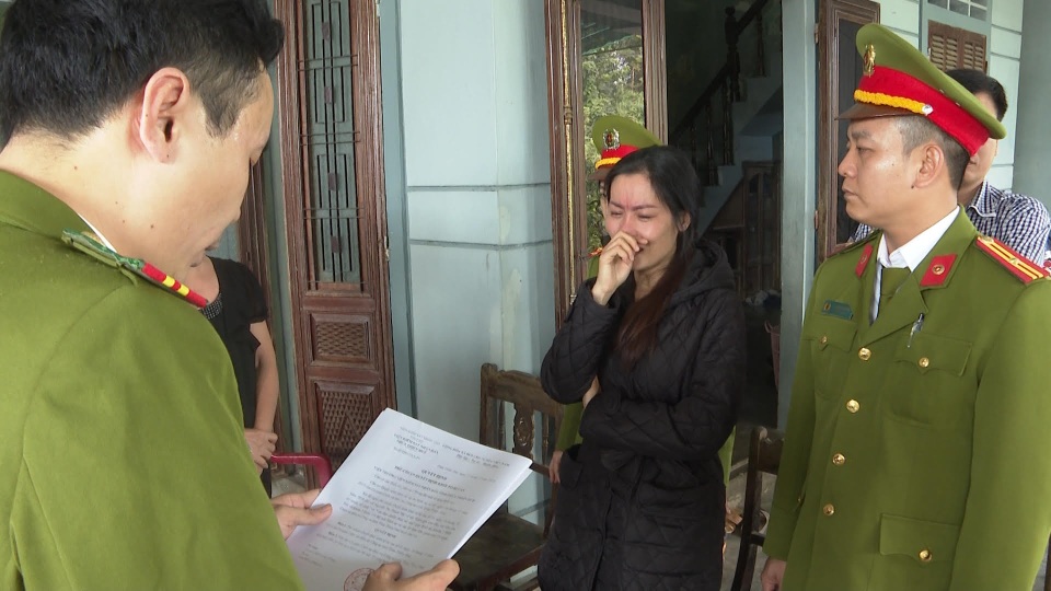 “Nữ quái” làm sổ đỏ giả, đăng ký xe mô tô giả đi lừa tiền - 1 “Nữ quái” làm sổ đỏ giả, đăng ký xe mô tô giả đi lừa tiền - 1