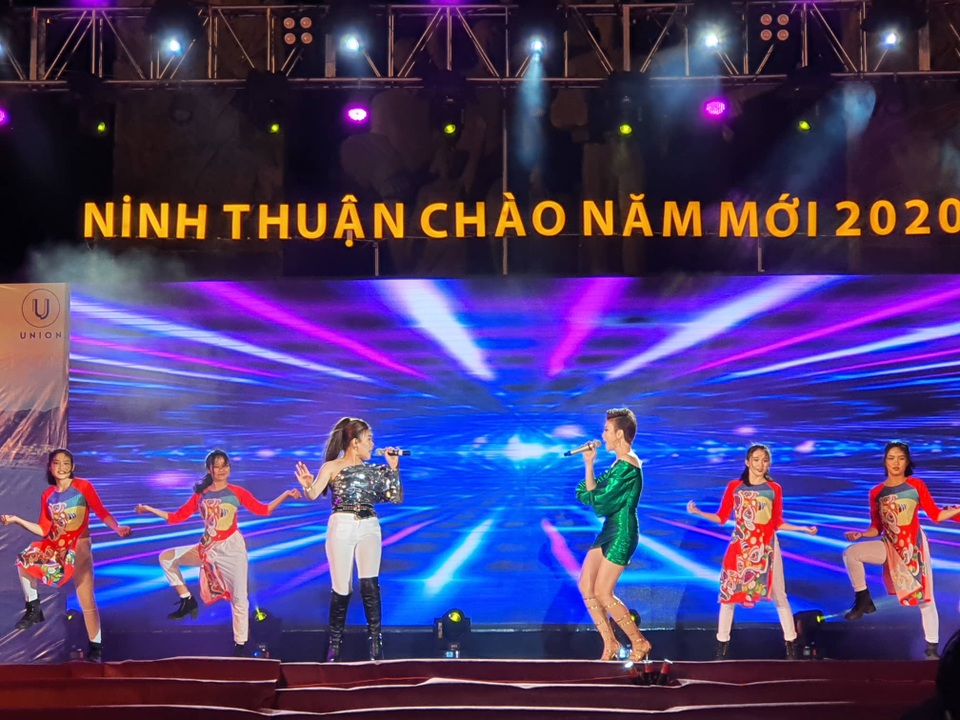 Biển người hân hoan chào năm mới 2020 - 42 Biển người hân hoan chào năm mới 2020 - 42