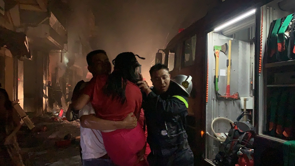 Hà Nội: Cháy cửa hàng gas, 2 người lớn và 3 trẻ em mắc kẹt - 1 Hà Nội: Cháy cửa hàng gas, 2 người lớn và 3 trẻ em mắc kẹt - 1