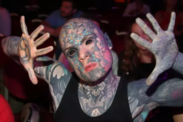 Thầy giáo mầm non suýt mất việc vì xăm hình kín người