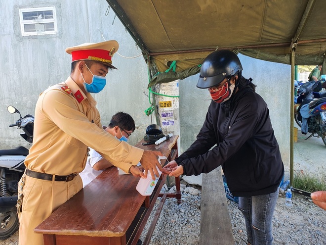Dân quân bán rau giúp tiểu thương trong khu cách ly - 13 Dân quân bán rau giúp tiểu thương trong khu cách ly - 13
