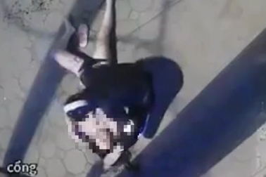 Cô gái bị đâm hàng chục nhát dao tại vỉa hè trong đêm khuya ở Hà Nội