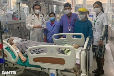 2 bệnh nhân khó khăn được Báo Dân trí phản ánh đón nhận quà nhân ái